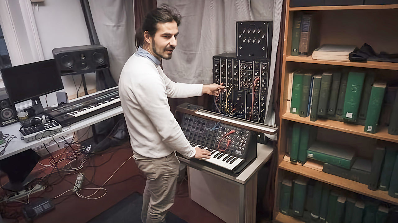 Dr. Tim Ziemer im Tonstudio des Instituts für Systematische Musikwissenschaft der Uni Hamburg. (Quelle: Dominik Dawidzinski)