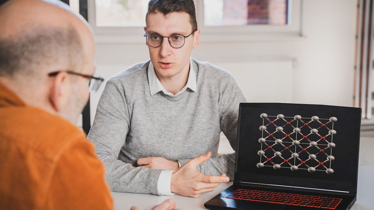 Richard Ganser erläutert die Kristallstruktur eines Halbleitermaterials, das als Grundlage unserer modernen Elektronik dient. (Quelle: Johanna Weber)