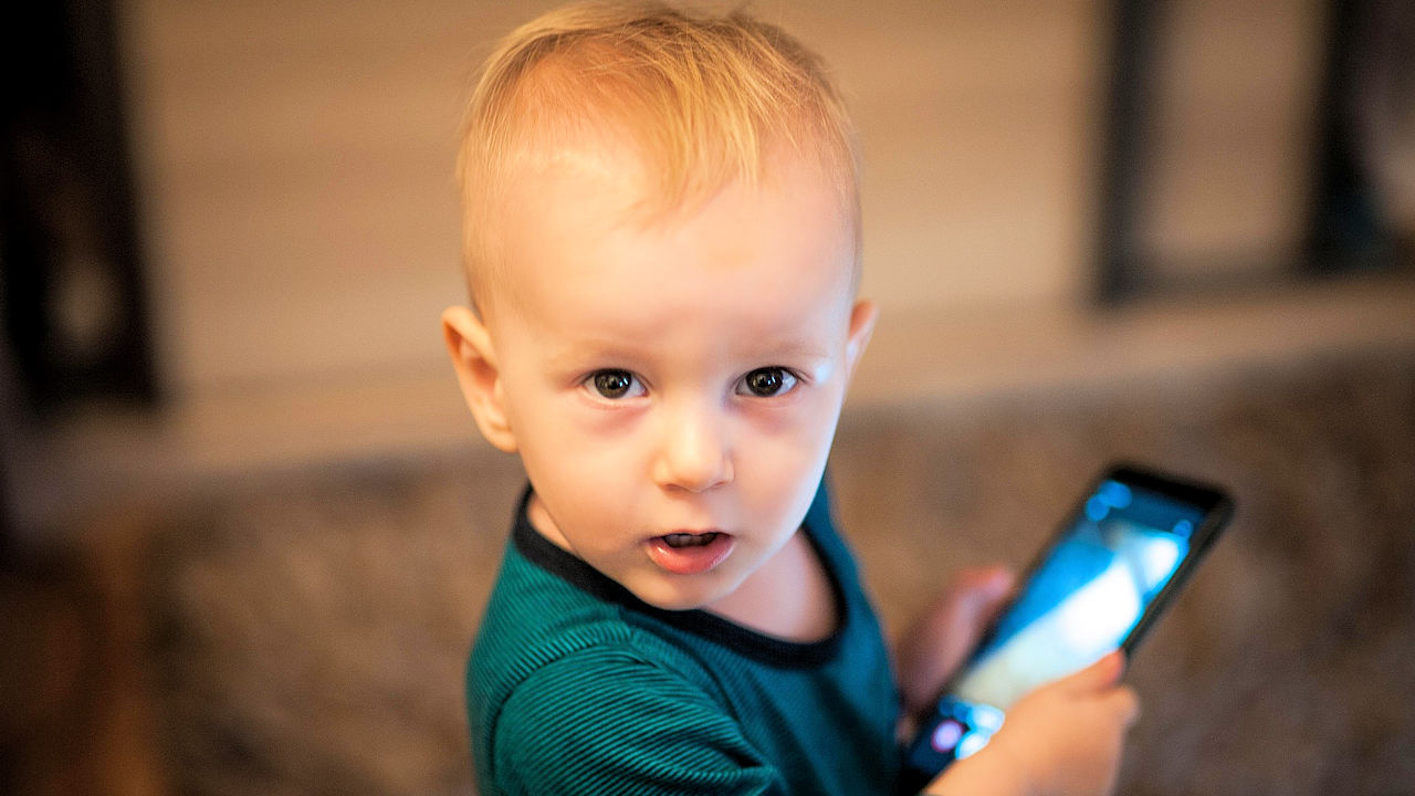 Der frühe Medienkonsum von Kleinkindern am Smartphone birgt Risiken. (Quelle: Bob Dmyt/Pixabay)