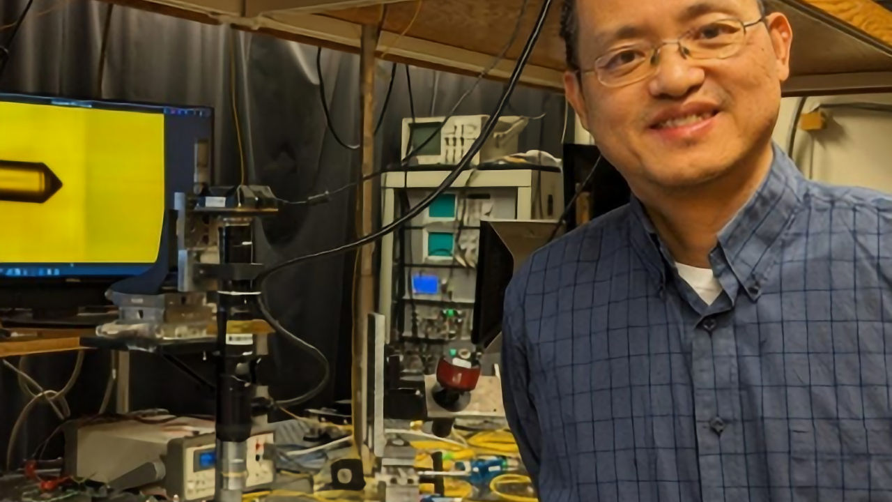 Minghao Qi in seinem Nanooptiklabor der Purdue University (Quelle: Alexandria Moore/purdue.edu)