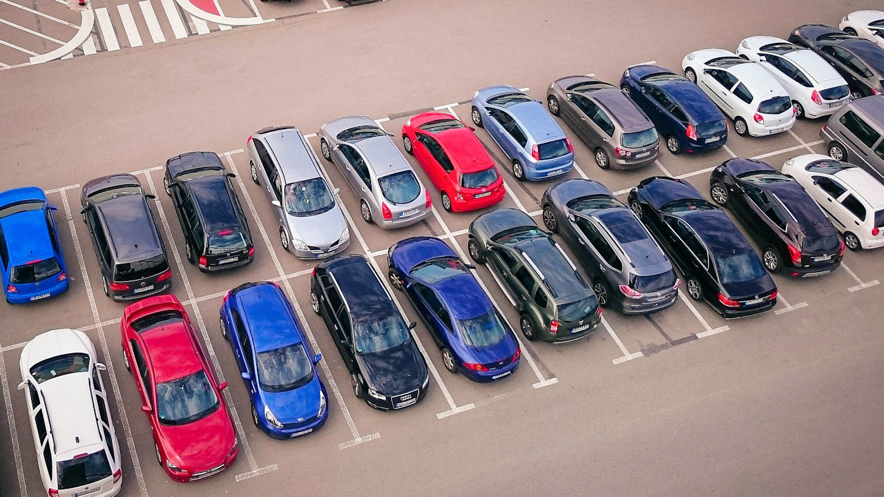 Eine KI gestützte Hilfe bei der Parkplatzsuche könnte Zeit, Nerven und Energie sparen. (Quelle: Michi S/Pixabay)