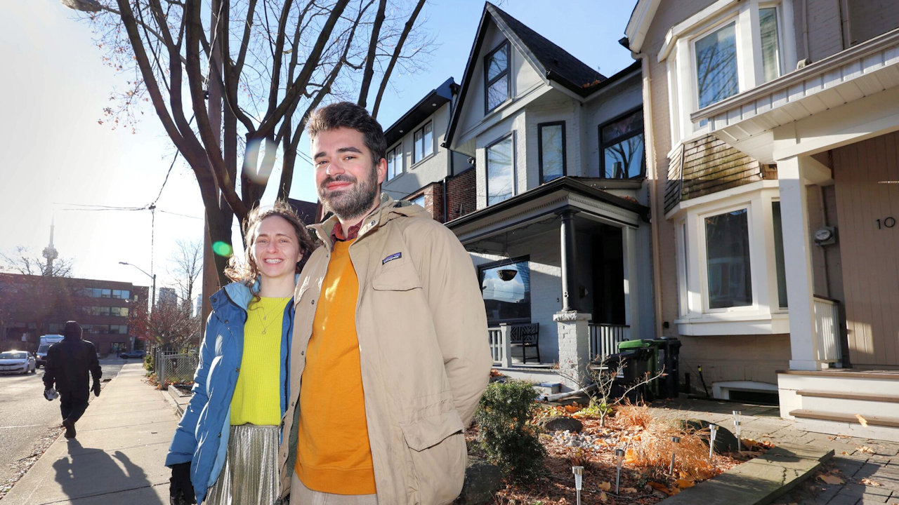Die Forscher Shoshanna Saxe und Alex Olson posieren für ein Foto in einer Wohnstraße in der Innenstadt Torontos. (Quelle: Phill Snel, utoronto.ca)