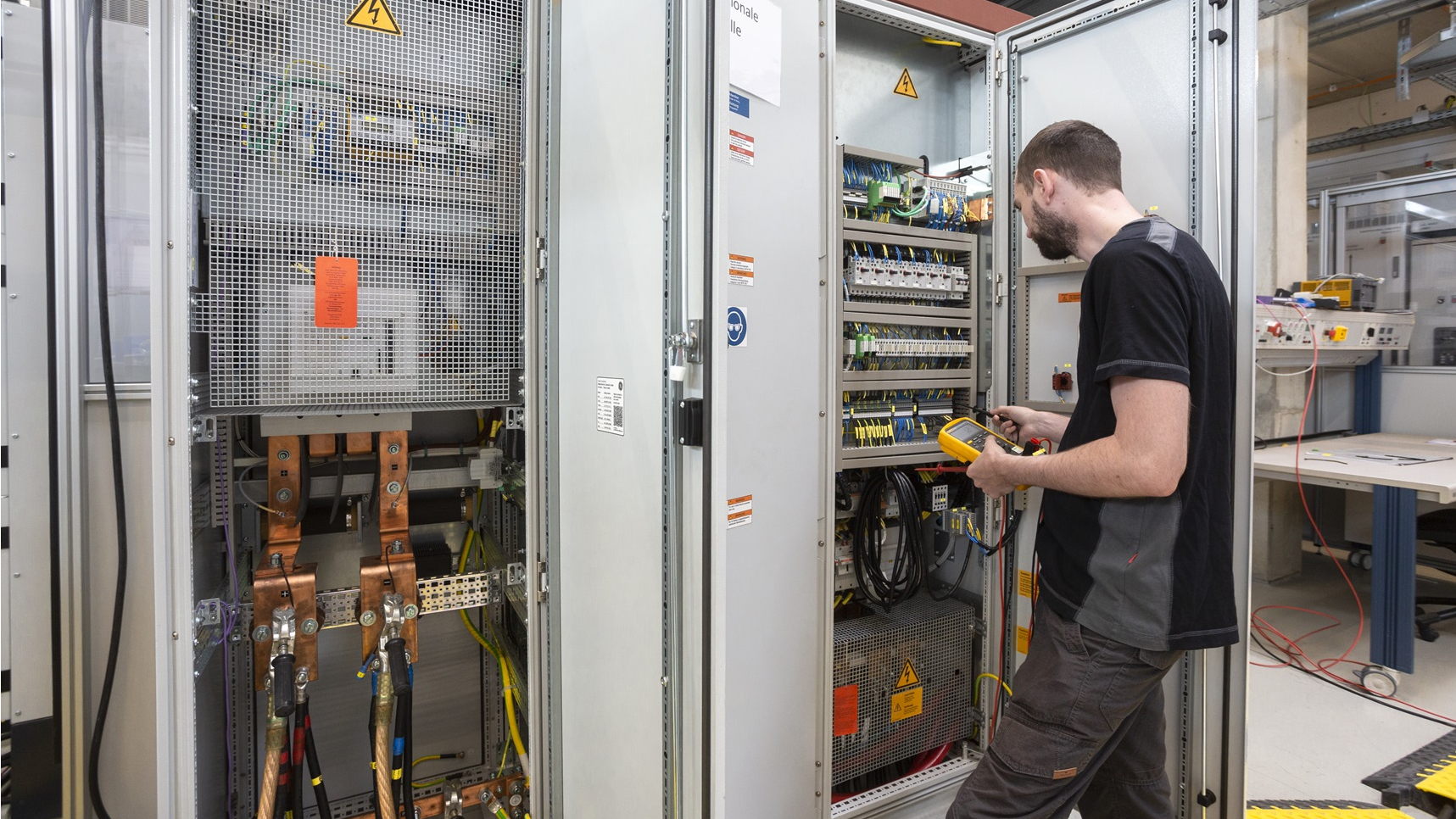 Vorbereitung eines netzbildenden Wechselrichters für die Vermessung im Multi-Megawatt Lab des Fraunhofer ISE. (Quelle. Fraunhofer ISE)