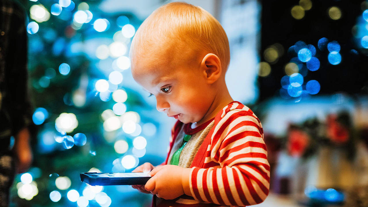 Kleinkind mit Smartphone wollen viele der die Befragten nicht mehr sehen. (Quelle: Helena Jankovičová Kováčová/Pixabay)