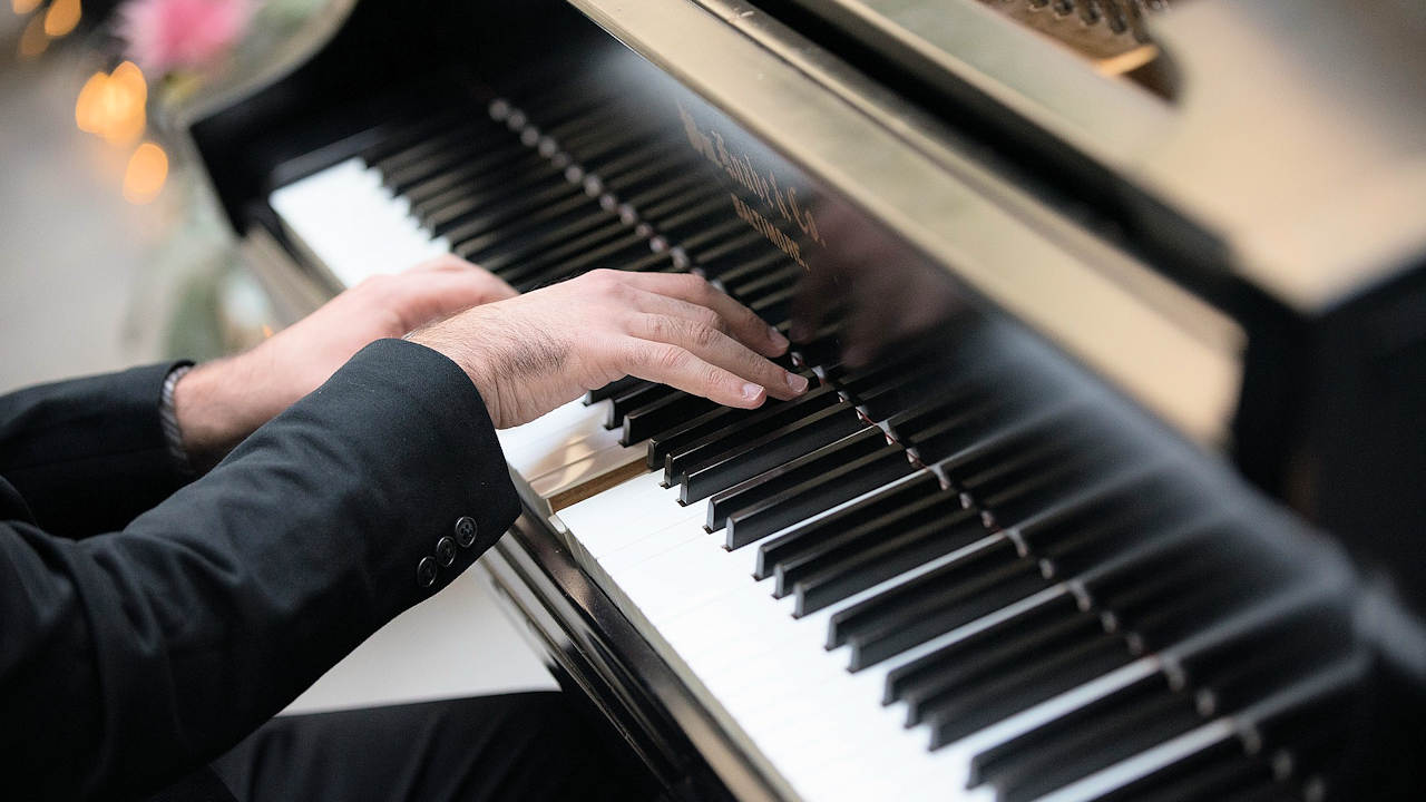 Subtile Fingerbewegungen der Pianisten beeinflussen das Timbre. (Quelle: danafleitman/Pixabay)