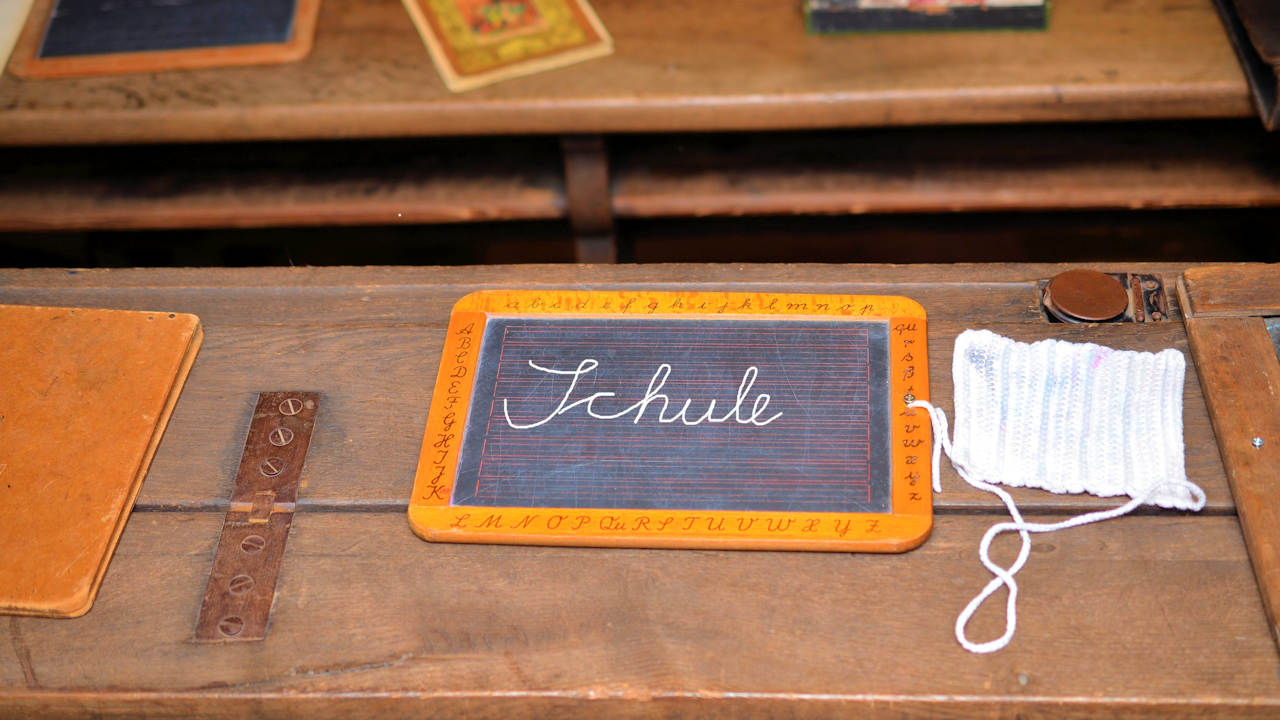 Die Schiefertafel war vorgestern. Beim Smart-School-Wettbewerb stehen Themen wie Whiteboards im Klassenzimmer, KI-gestütztes Lernen, Medienkompetenz im Unterricht, oder Robotik-AGs im Mittelpunkt. (Quelle: congerdesign/Pixabay)