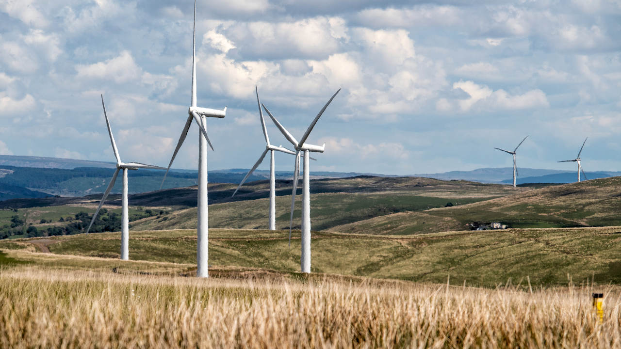 Da bei erneuerbaren Energien die Einspeisung ins Netz schwankt, ist eine flexible Steuerung für eine stabile Netzfrequenz notwendig. Dafür müssen die Erzeugung und der Verbrauch ausgeglichen sein. (Quelle: Ed White/Pixabay)