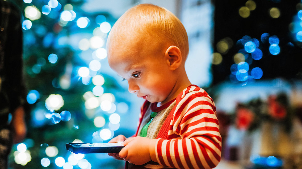 Wann dürfen Kinder was mit dem Smartphone. Eine Schwierige Entscheidung zwischen Freiheit und Kontrolle. (Quelle: Helena Jankovičová Kováčová/Pixabay)