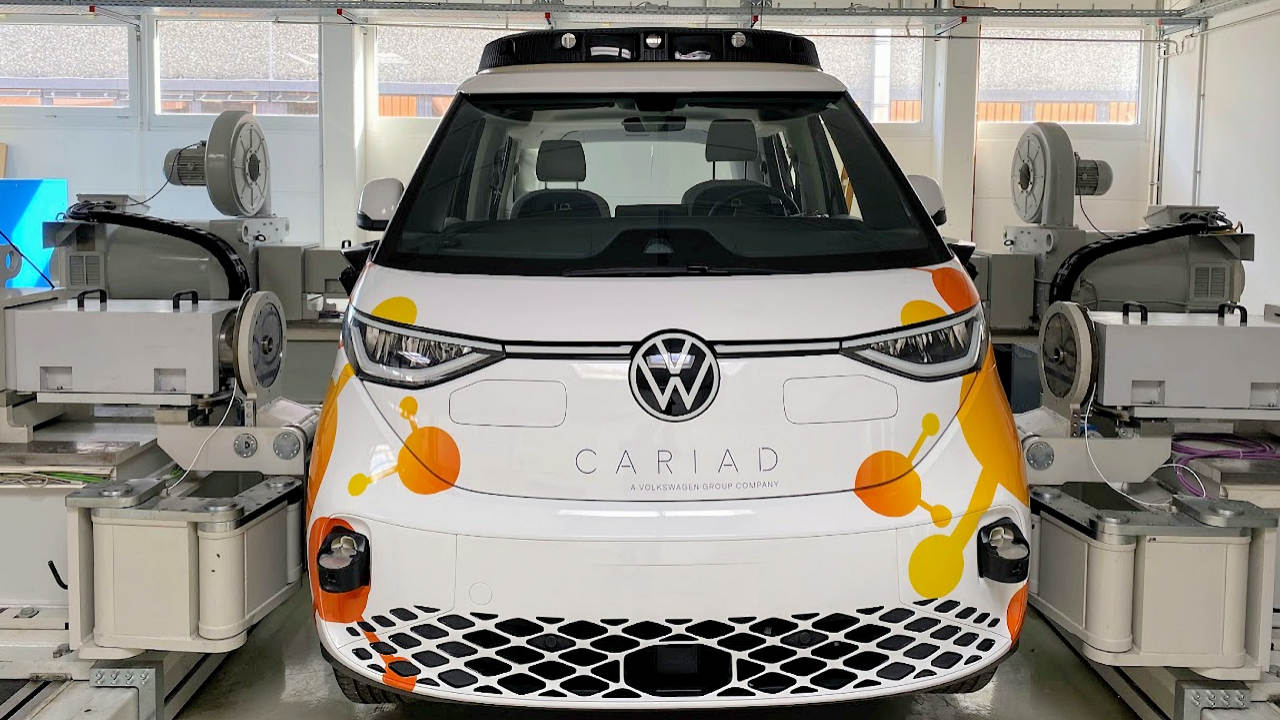 Ein ID.BUZZ, das Testfahrzeug im Forschungsprojekt CeCaS. (Quelle: Kuo-Yi Chao/TUM)