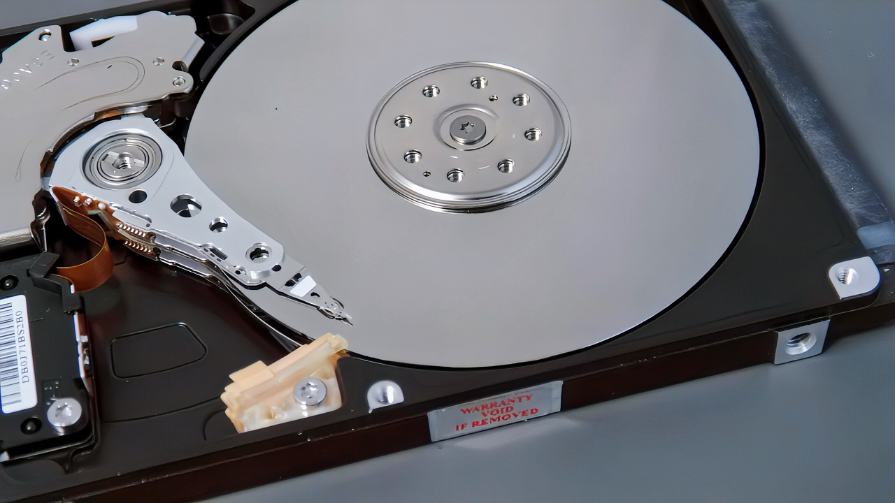 Eine Festplatte bereit für den technischen Zugriff im Rahmen einer hardwarebasierten Datenanalyse. (Quelle. hiz)