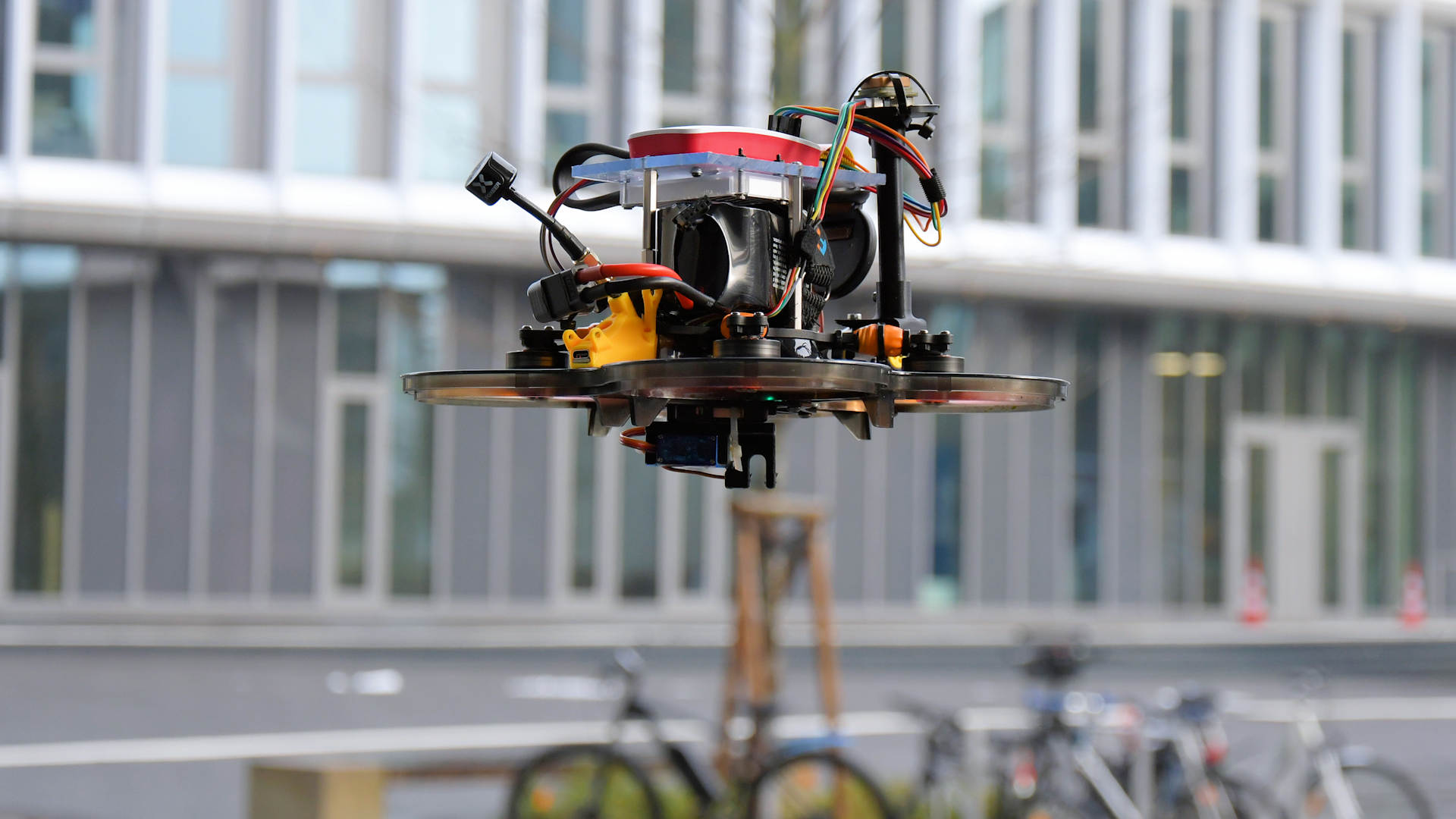 Zum Ende des Semesters ließen die Studierenden des Master-Projektmoduls „KI-Drohnen“ als Teil ihrer Abschlusspräsentation ihre Drohnen zum Testflug auf dem Campusgelände der Frankfurt UAS aufsteigen. (Quelle: Benedikt Bieber/Frankfurt AUS)