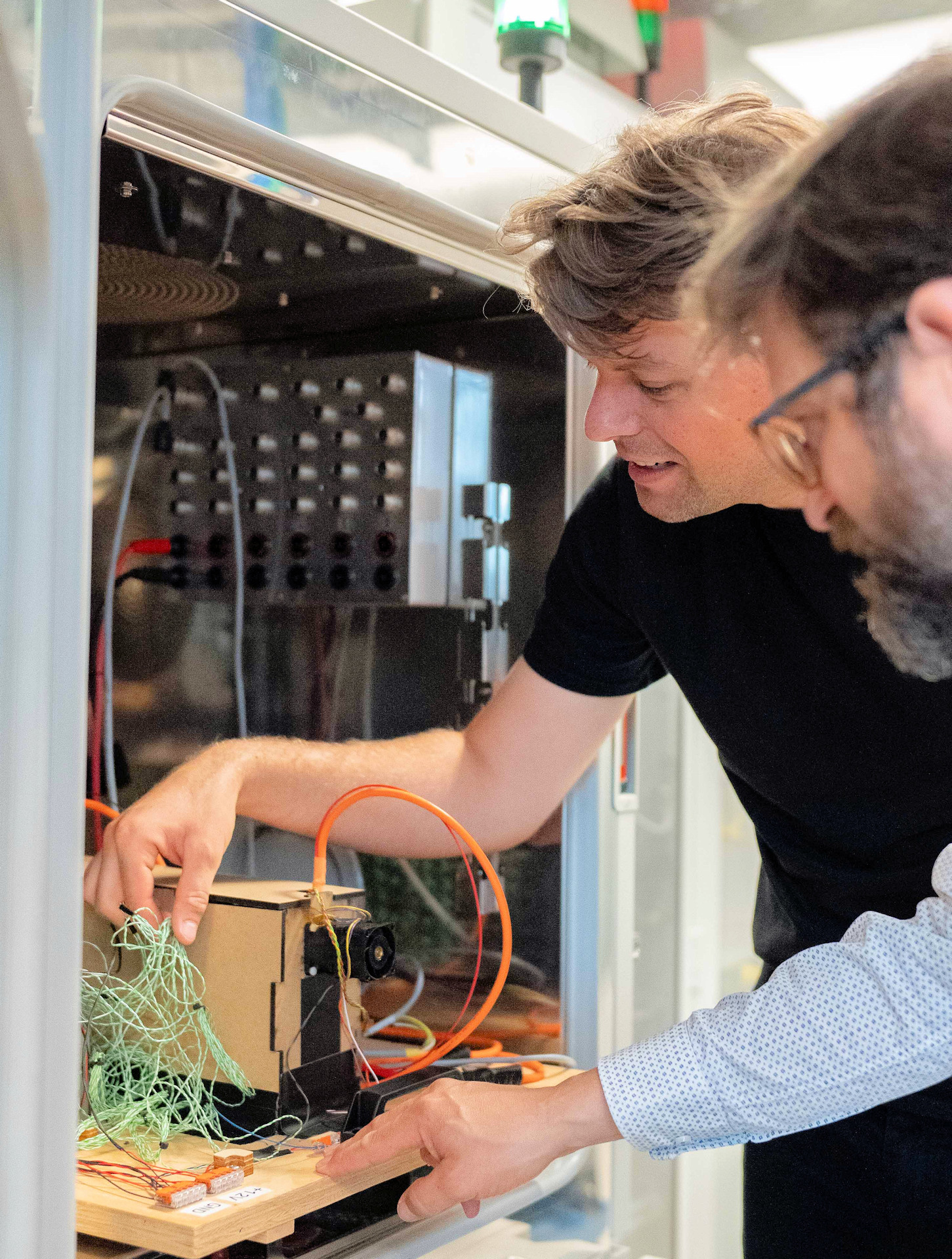 Alexander Reiter führt Experimente mit Batterien durch: Mit Hilfe digitaler Zwillinge möchte er mehr Resilienz für Batteriegroßspeicher erreichen (Quelle: HM)