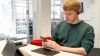 Tablet, Handy, Musik hören - alles parallel. So sieht der heutige Alltag bei vielen Menschen aus. (Quelle: Hochschule Biberach)