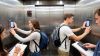 Physik lernen mithilfe von KI: Schüler nutzen ihre Smartphones für ein Experiment im Fahrstuhl. (Quelle: PH-Heidelberg)