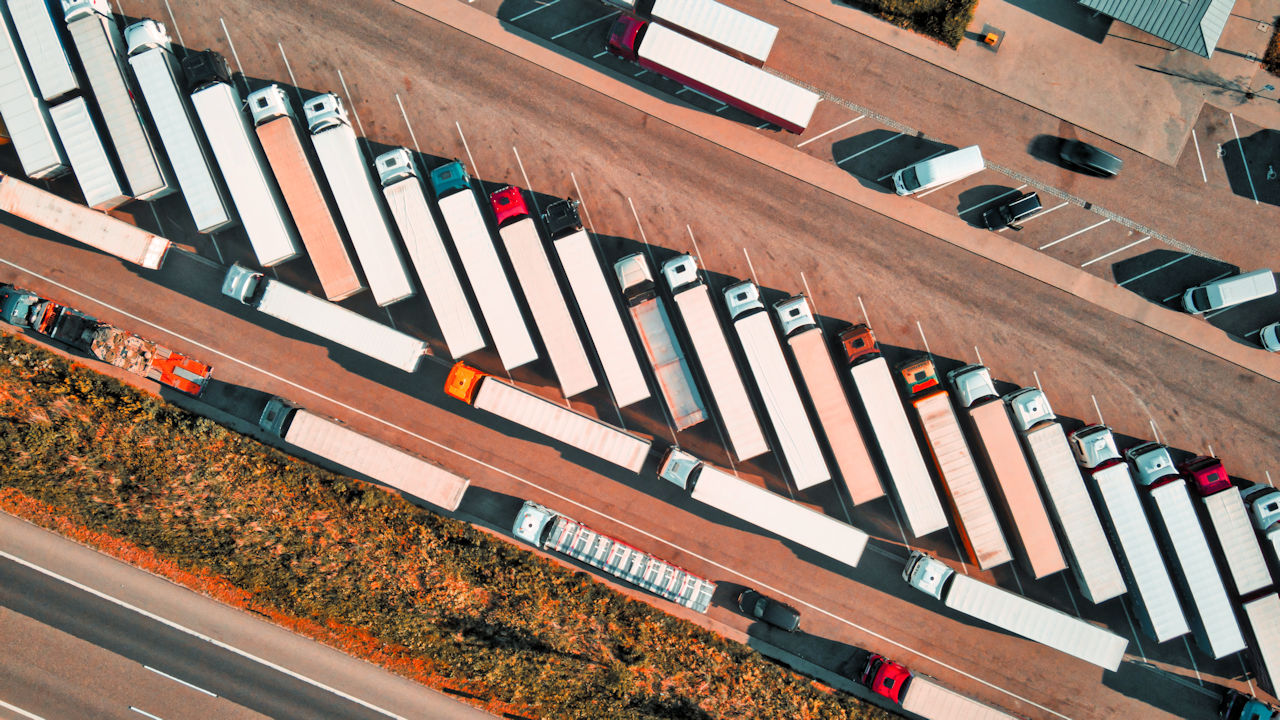 Die Suche nach einem regulären Lkw-Stellplatz an den Autobahn-Rastanlagen ist ein ständiger Stressfaktor für Fahrerinnen und Fahrer. (Quelle. Barney Elo/Pixabay)