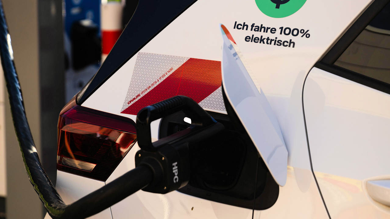 Ladevorgang E-Fahrzeug Mehrfachnutzung im Einzelhandel. (Quelle: RLI/Pinja Saarela)